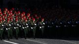 Am Morgen strahl in Moskau die Sonne und verleiht der Parade Putins einen Anstrich der Glorie, nach der sich der Kreml-Chef so sehr sehnt. 