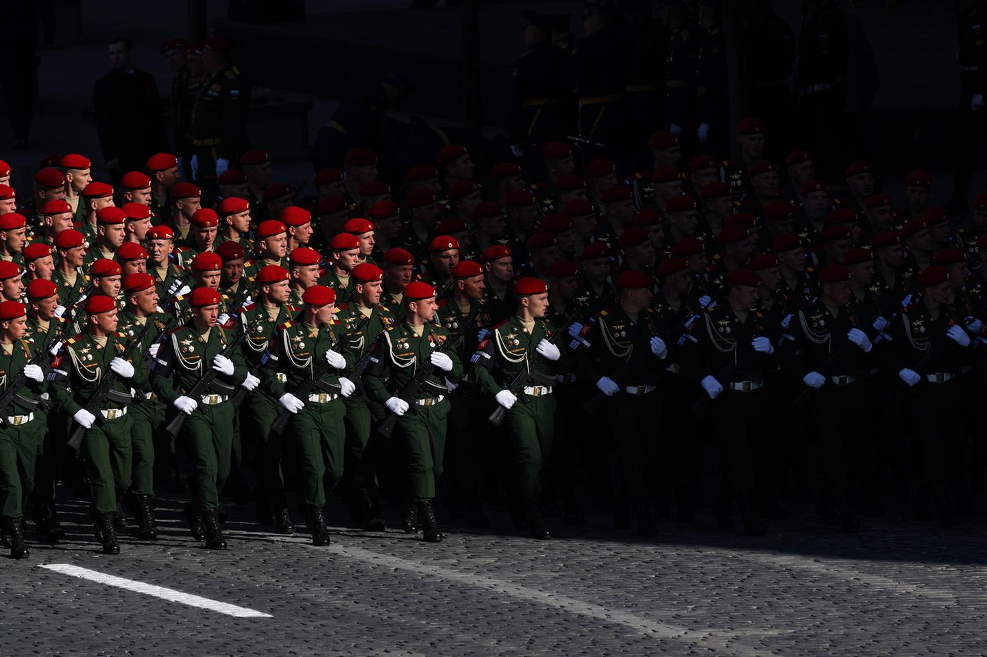 Am Morgen strahl in Moskau die Sonne und verleiht der Parade Putins einen Anstrich der Glorie, nach der sich der Kreml-Chef so sehr sehnt. 