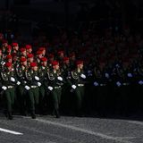 Am Morgen strahl in Moskau die Sonne und verleiht der Parade Putins einen Anstrich der Glorie, nach der sich der Kreml-Chef so sehr sehnt. 