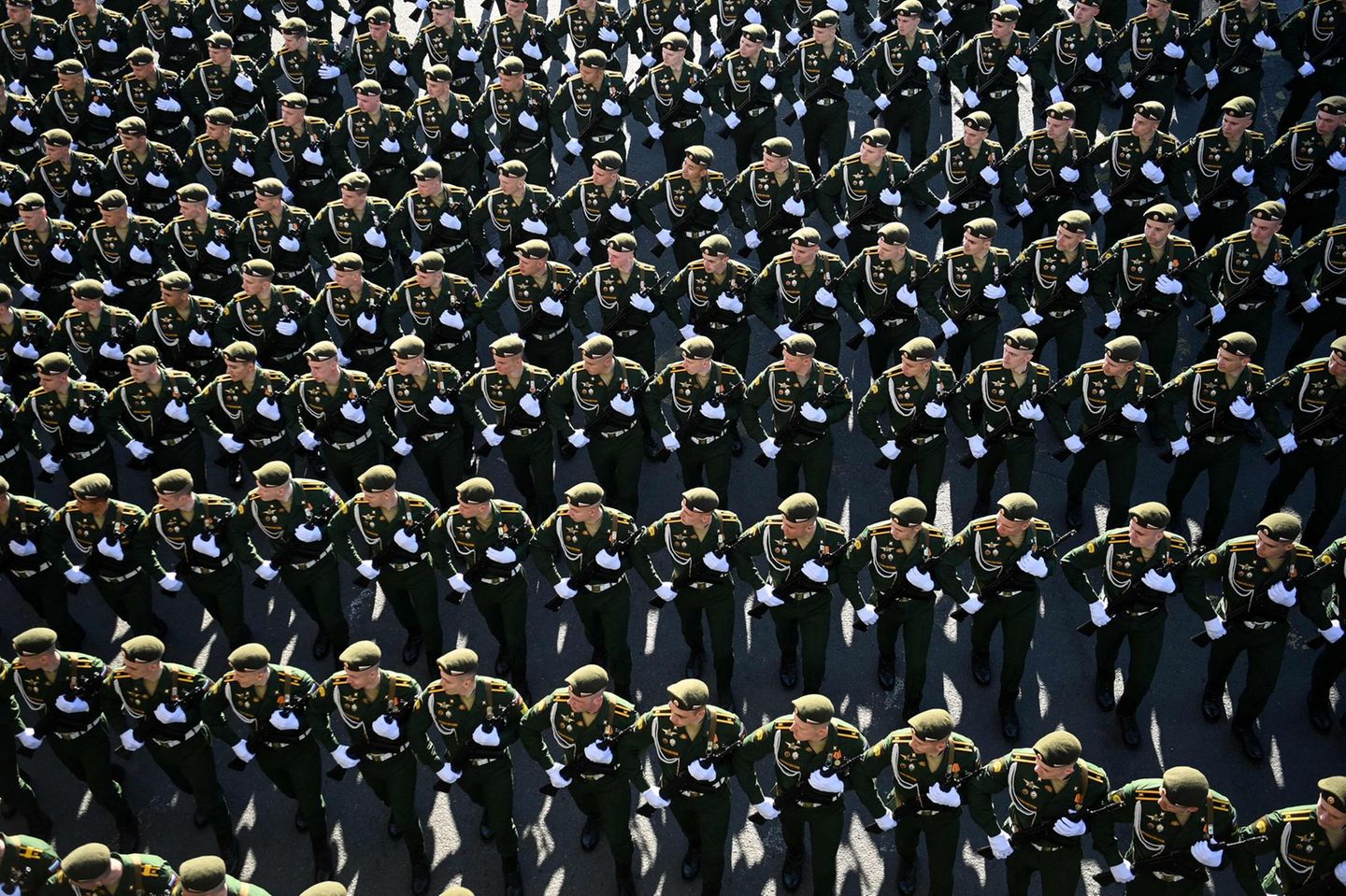 "Nie wieder Krieg", das war das unumstößliche Credo, mit dem einst die Soldaten der Roten Armee von der blutigen Front zurückkehrten und an die nächsten Generationen weitergaben. Putin schaffte es, dieses Credo in eine Glorifizierung des Militärs zu verwandeln. "Pobedobesie" wird in Russland der Kult um den 9. Mai abfällig bezeichnet. 