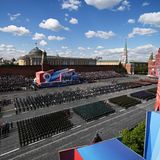 Ein Blick auf den Roten Platz von oben. Abgenommen wird die Parade von Verteidigungsminister Sergej Schoigu. 
