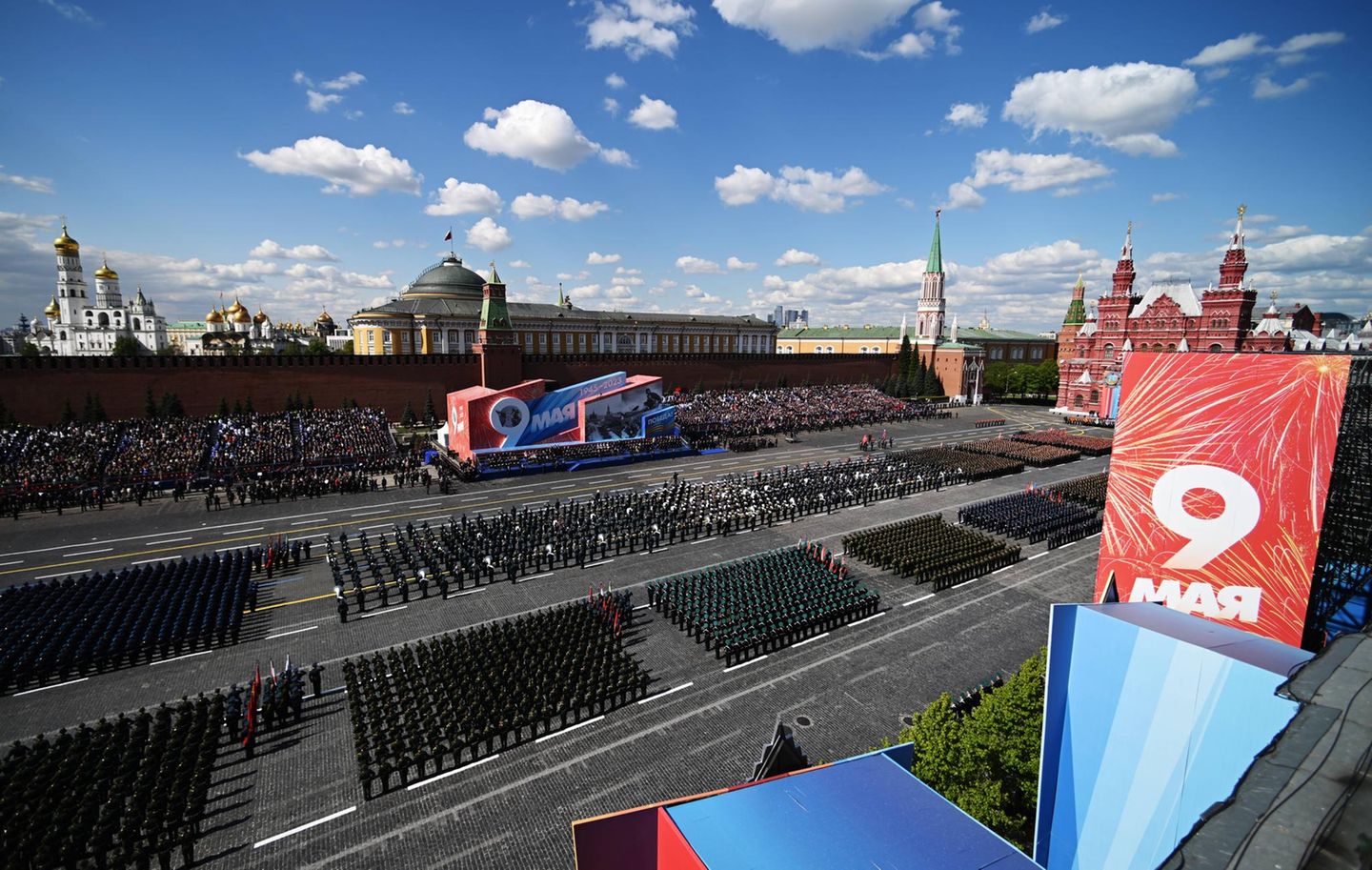 Ein Blick auf den Roten Platz von oben. Abgenommen wird die Parade von Verteidigungsminister Sergej Schoigu. 