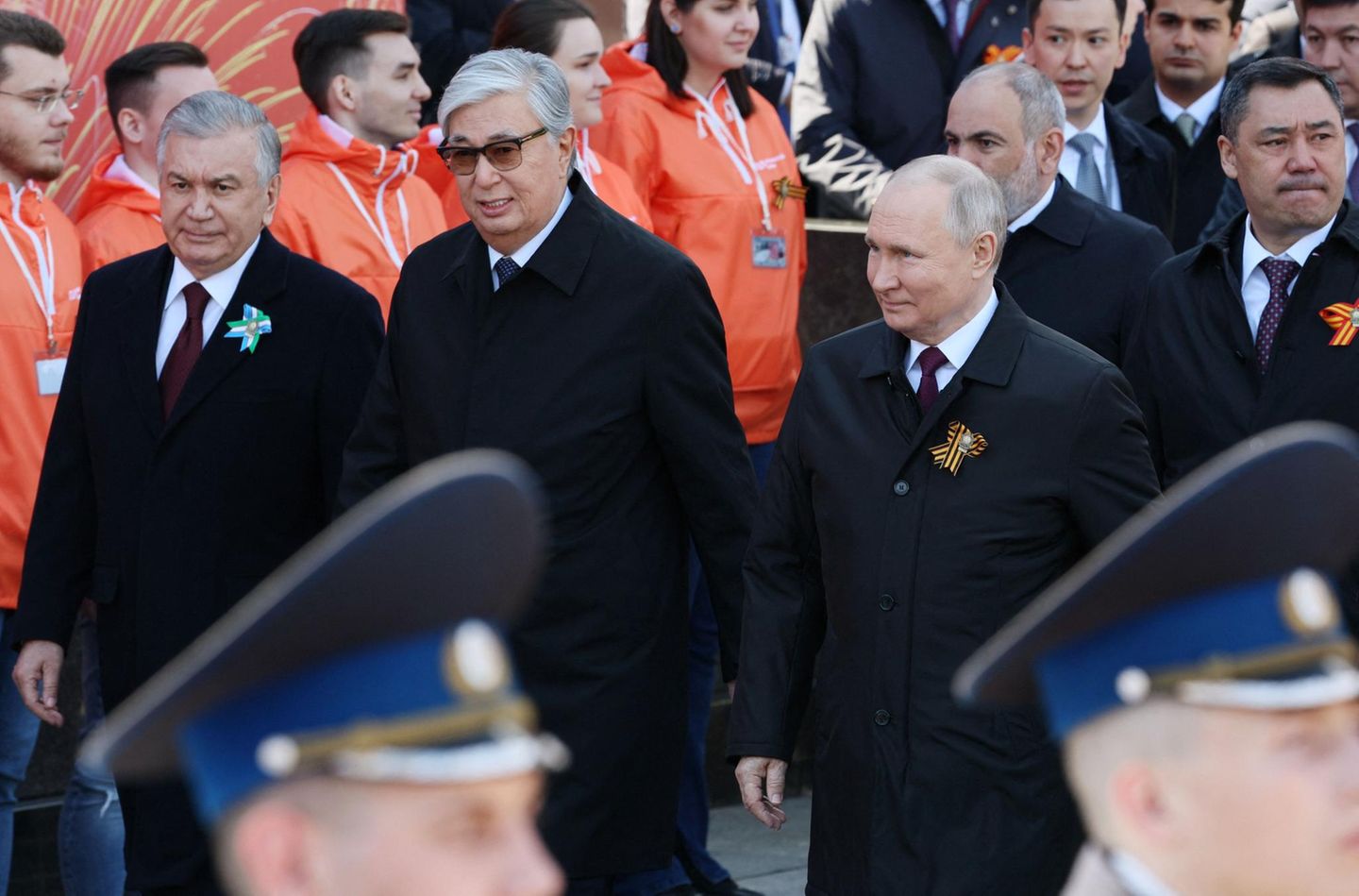 Der russische Präsident Wladimir Putin kommt in Begleitung des usbekischen Präsidenten Shavkat Mirziyoyev, des kasachischen Präsidenten Kassym-Jomart Tokajew, des armenischen Premierministers Nikol Paschinjan und des kirgisischen Präsidenten Sadyr Japarow zur Militärparade zum Siegestag auf dem Roten Platz im Zentrum Moskaus an.
