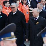 Der russische Präsident Wladimir Putin kommt in Begleitung des usbekischen Präsidenten Shavkat Mirziyoyev, des kasachischen Präsidenten Kassym-Jomart Tokajew, des armenischen Premierministers Nikol Paschinjan und des kirgisischen Präsidenten Sadyr Japarow zur Militärparade zum Siegestag auf dem Roten Platz im Zentrum Moskaus an.