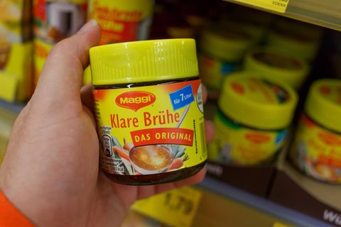 Hand hält eine "klare Brühe" von Maggi