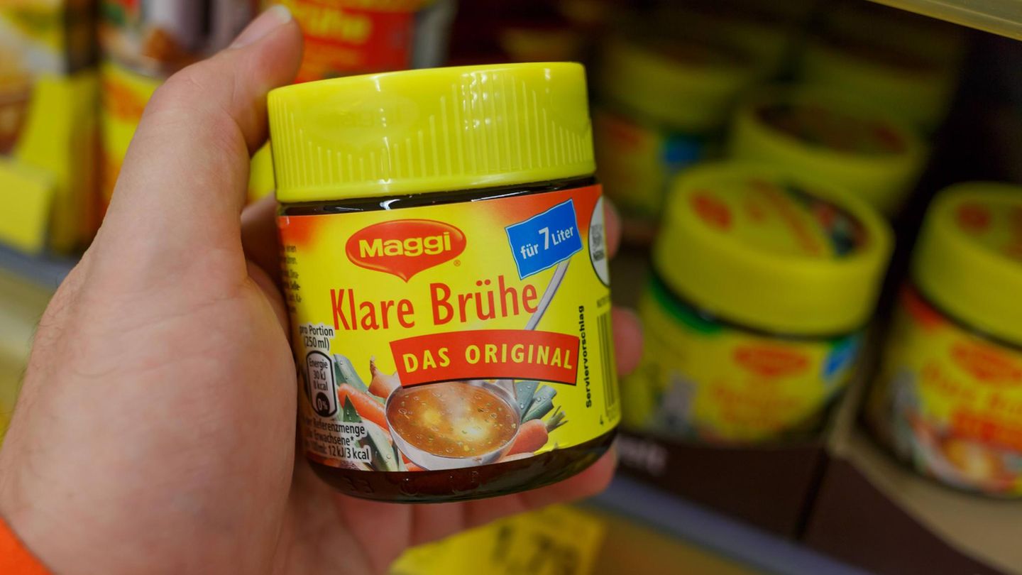 Hand hält eine "klare Brühe" von Maggi