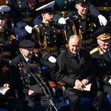 Auf der Tribüne nimmt Putin jedoch Platz zwischen Veteranen und Kadetten. 