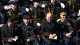Auf der Tribüne nimmt Putin jedoch Platz zwischen Veteranen und Kadetten. 