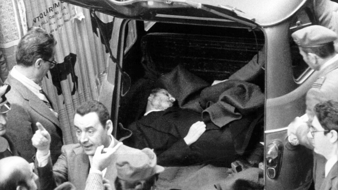 9. Mai 1978: Aldo Moro wird erschossen im Kofferraum eines R4 in Rom entdeckt  Am Morgen des 16. März 1978 geht alles ganz schnell. In der Via Fani, einer Straße im Nordwesten Roms, wird der Konvoi des Top-Politikers Aldo Moro von Terroristen der Roten Brigaden (Brigate Rosse) überfallen. Bei dem Angriff sterben fünf Leibwächter Moros. Der frühere Ministerpräsident wird weggezerrt und entführt. 55 Tage später wird die Leiche des Präsidenten der Christdemokratischen Partei in einem Renault 4 verstaut im historischen Zentrum Roms gefunden.  Die Umstände um die Entführung und den Tod von Moro, einer Schlüsselfigur der italienischen Nachkriegszeit und von 1963 bis 1968 sowie von 1974 bis 1976 Regierungschef, sind Gegenstand wilder Spekulationen und Verschwörungstheorien. Am Tag des Kidnappings sollte im Parlament eine historische Einigung zwischen konservativen Christdemokraten und der sozialistischen sowie kommunistischen Partei verhandelt werden. Moro setzte sich für den "historischen Kompromiss" ein. 1978 stellten die Christdemokraten unter Giulio Andreotti eine Minderheitsregierung. Moros Kalkül: Die Position der Regierung stärken.  Das Mittelmeerland kämpfte mit einer großen Wirtschaftskrise. Das politische und gesellschaftliche Klima, geprägt von Unruhen und Gewalt auf den Straßen und sich bekämpfenden politischen Rändern, war angespannt. Die Parteienlandschaft Ende der 1970er-Jahre war überaus divers: Moros Democrazia Cristiana stand der kommunistischen Partei (PCI) und der etwas gemäßigten sozialistischen Partei (PSI) gegenüber.  Zwar bekannte sich der Linksterrorist Mario Moretti zu dem Mord und wurde auch verurteilt. Doch der Fall wurde nie vollständig aufgeklärt. Einige fragen sich bis heute, wieso Linksextreme die erste italienische Regierung mit kommunistischer Beteiligung verhindern sollten. Auch der US-Geheimdienst CIA wurde beschuldigt, hinter der Ermordung zu stecken. Andere internationale Geheimdienste oder sogar Freimaurer standen ebenfalls im Fokus von Spekulationen.  Neben Theorien um die Beteiligung aus dem Ausland glauben manche auch an eine inneritalienische Verschwörung. Linke waren sich lange Zeit sicher, der italienische Geheimdienst steckte dahinter, um die Regierungsbeteiligung der Kommunisten zu verhindern. Italiens kommunistische Partei war damals die größte marxistische Partei des Westens. Und dann gibt es gar solche, die die Theorie vertreten, Moro sei am 16. März niemals in der Via Fani gewesen und überhaupt nicht entführt worden.  Moro war überaus beliebt und für viele ein Anwärter für das Amt des Staatspräsidenten. Manche denken, politische Kontrahenten wollten ihn deshalb aus dem Weg schaffen. Doch selbst Papst Paul VI., der sich als Geisel im Austausch für Moro anbot, konnte ihn nicht mehr retten.
