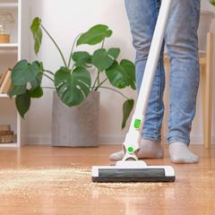 Person mit einem Staubsauger