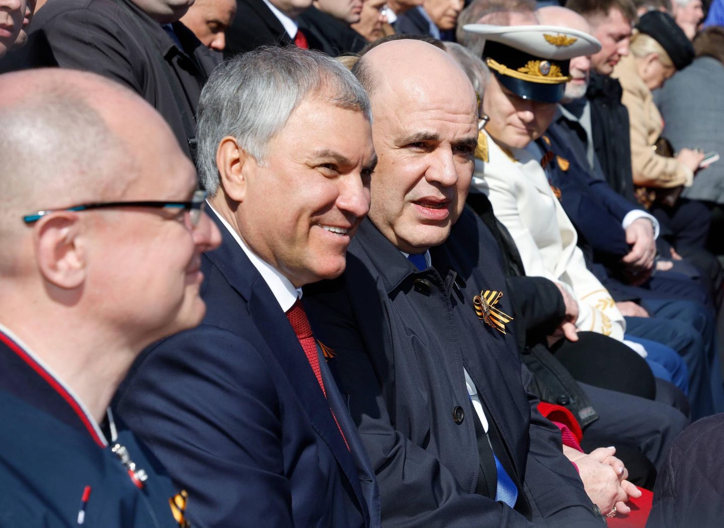 Der Sprecher der russischen Duma Wolodin und Ministerpräsident der Russischen Föderation Mischustin durften hingegen nicht neben Wladimir Putin Platz nehmen. 