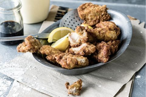 Fast-Food-Rezept: Zu Karaage passt japanische Mayonnaise, zum Beispiel von Kewpie; die schmeckt intensiv nach Eigelb und hat eine kräftige Säurenote