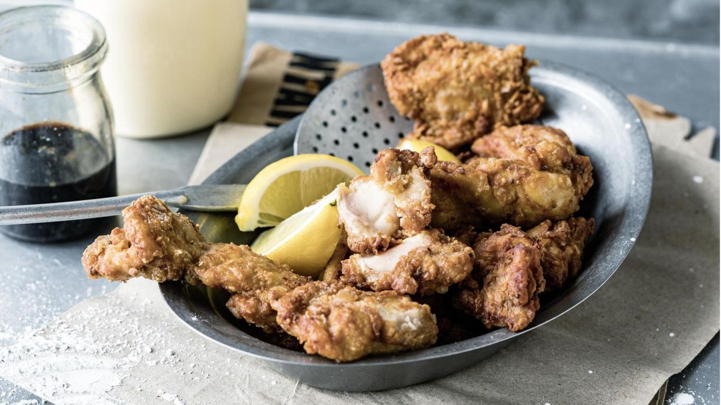 Rezept Karaage Fast-Food-Rezept: Zu Karaage passt japanische Mayonnaise, zum Beispiel von Kewpie; die schmeckt intensiv nach Eigelb und hat eine kräftige Säurenote