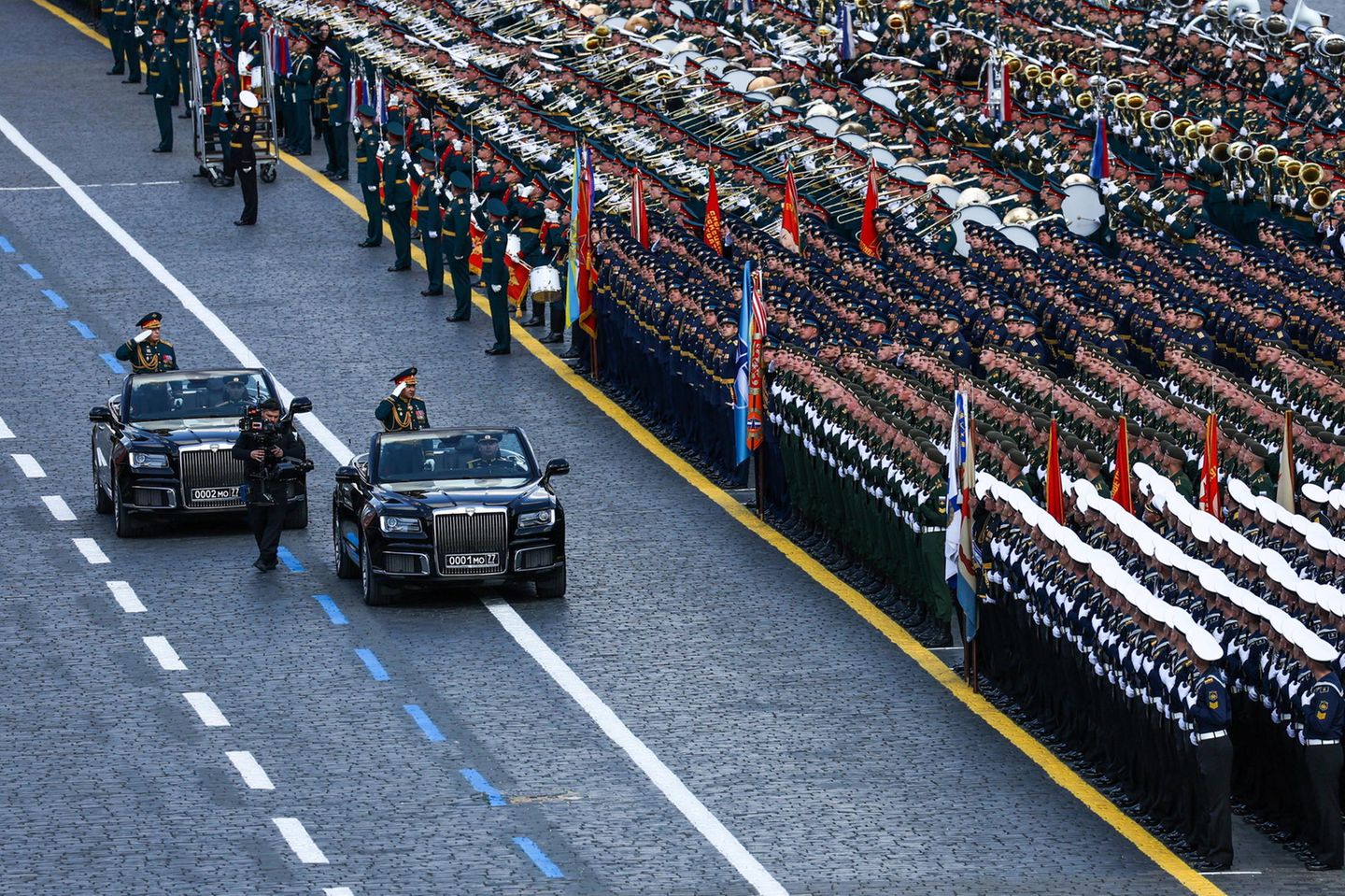 Nichtsdestotrotz trägt Schoigu den Ehrentitel "Held der Russischen Föderation", mit dem er für "Mut und Heldentum, die bei der Erfüllung des Militärdienstes in extremen Situationen" ausgezeichnet wurde. 