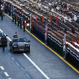 Nichtsdestotrotz trägt Schoigu den Ehrentitel "Held der Russischen Föderation", mit dem er für "Mut und Heldentum, die bei der Erfüllung des Militärdienstes in extremen Situationen" ausgezeichnet wurde. 