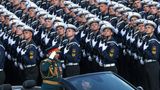 Auf der Brust von Schoigu glänzen unzählige Orden. Die Aufmachung hat ihm in Russland den Spitznamen "verkleideter General" eingebracht. 