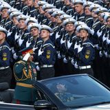 Auf der Brust von Schoigu glänzen unzählige Orden. Die Aufmachung hat ihm in Russland den Spitznamen "verkleideter General" eingebracht. 