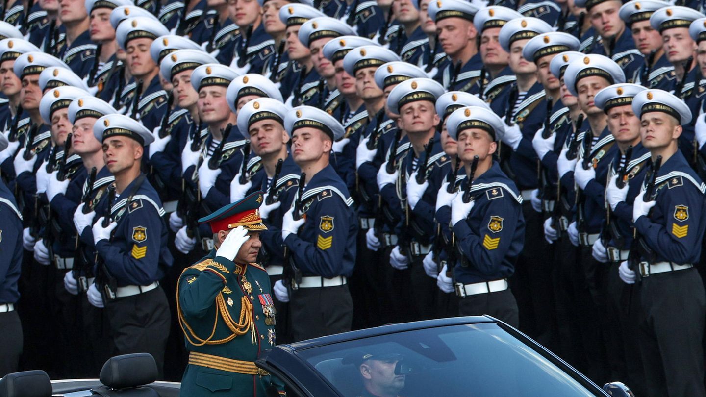 Auf der Brust von Schoigu glänzen unzählige Orden. Die Aufmachung hat ihm in Russland den Spitznamen "verkleideter General" eingebracht. 