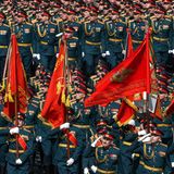 Bezeichnenderweise marschieren über den Roten Platz ein paar Tausend Soldaten und Kadetten, aber es ist fast keine Technik zu sehen. 