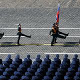 Soldaten tragen die Fahnen der Russischen Föderation und der zerfallenen Sowjetunion über den Roten Platz. 
