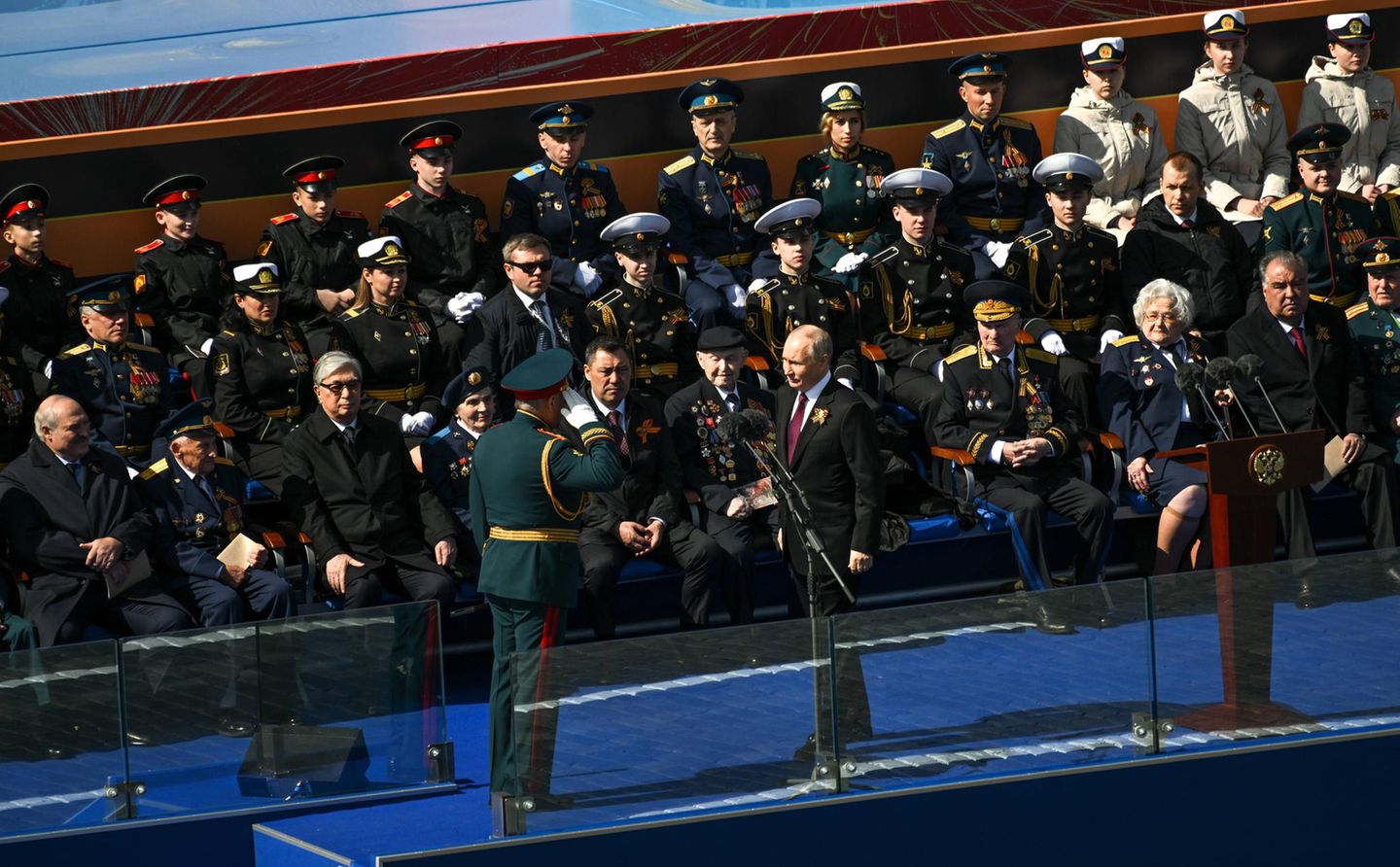 9. Mai : Wladimir Putin hält eine kurze Rede. "Heute befindet sich die Zivilisation erneut an einem entscheidenden Wendepunkt", erklärt er. "Gegen unser Vaterland wurde ein echter Krieg entfesselt", fügt er hinzu. Einmal mehr stellt er Russland als Opfer dar – und nicht als den Angreifer. Wladimir Putin hält eine kurze Rede. "Heute befindet sich die Zivilisation erneut an einem entscheidenden Wendepunkt", erklärt er. "Gegen unser Vaterland wurde ein echter Krieg entfesselt", fügt er hinzu. Einmal mehr stellt er Russland als Opfer dar – und nicht als den Angreifer.