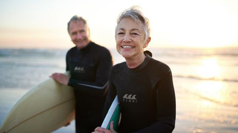 Länger jung bleiben: Ein älteres Paar beim Surfen