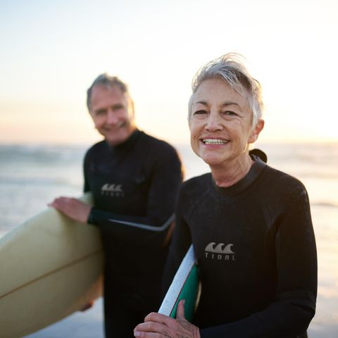 Länger jung bleiben: Ein älteres Paar beim Surfen