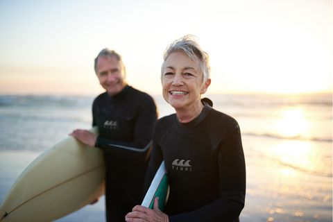 Länger jung bleiben: Ein älteres Paar beim Surfen