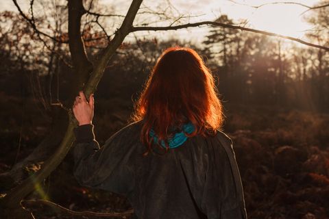 Eine Frau schaut in den Sonnenuntergang