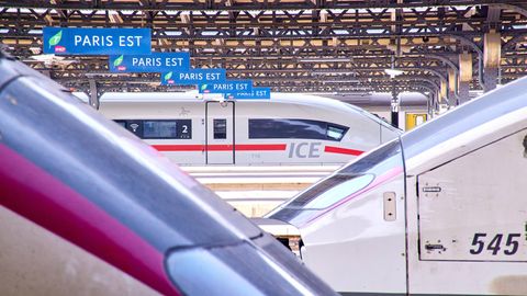 Züge an einem Bahnhof in Paris