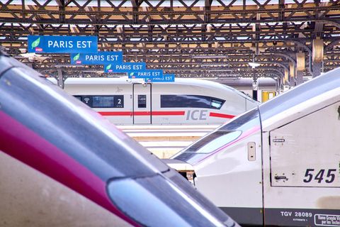Züge an einem Bahnhof in Paris