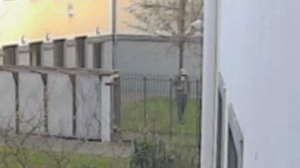 Das Bild aus einer Überwachungskamera zeigt einen Verdächtigen im Mordfall Oksana Romberg