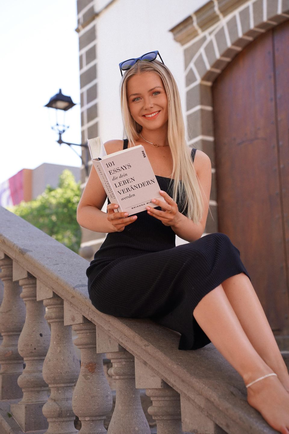 Celine Nadolny stellt bedeutende Bücher vor Celine Nadolny zeigt das Buch "101 Essays, die dein Leben verändern werden"