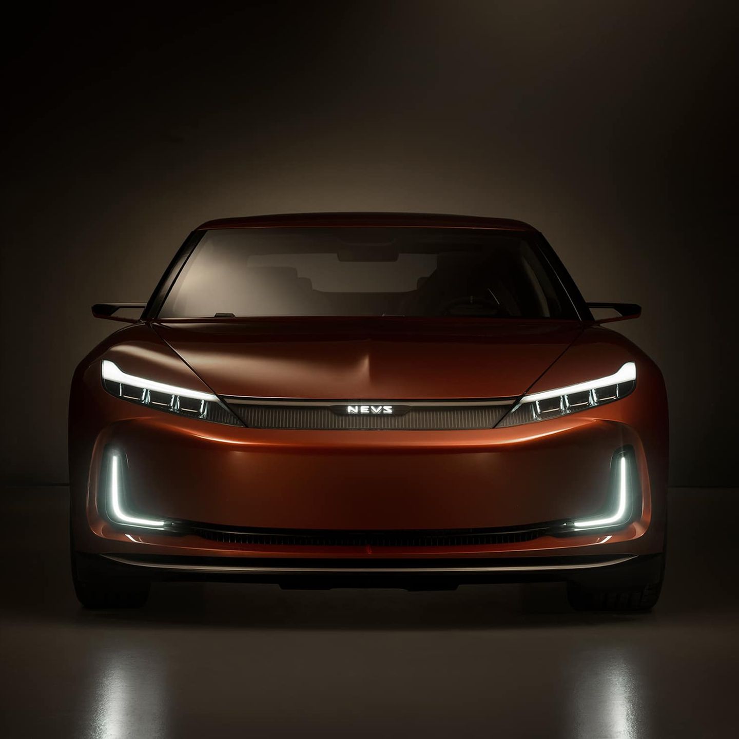 Der NEVS Emily GT in Frontansicht. Das Auto lehnt an Porsche-Modelle an.