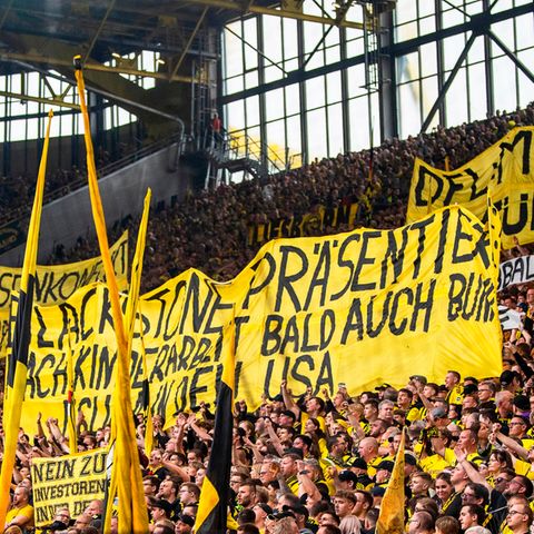 Viele Fans, wie die BVB-Anhänger auf der Südtribüne, sind gegen den Verkauf der Medienrechte