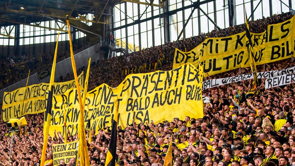 Viele Fans, wie die BVB-Anhänger auf der Südtribüne, sind gegen den Verkauf der Medienrechte