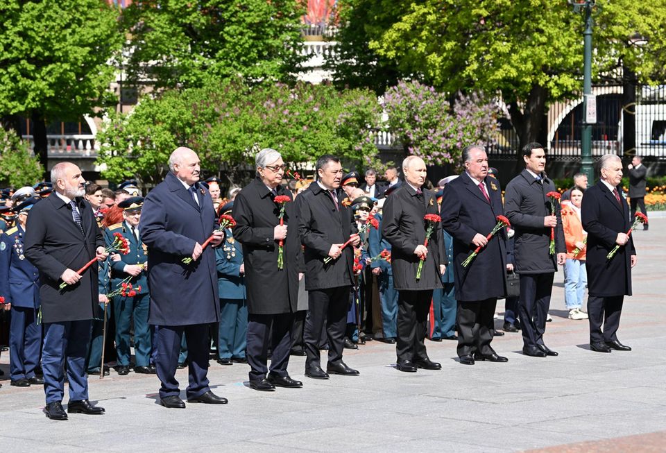 Moscow: Vladimir Putin lays flowers at the Tomb of the Unknown Soldier Moscow: Vladimir Putin lays flowers at the Tomb of the Unknown Soldier