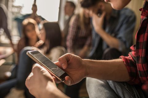 Ein Schüler hält ein Smartphone in der Hand: Rechtsextremismus an Schulen äußert sich auch im Klassen-Chat
