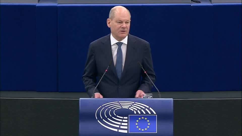 Video: Scholz bezeichnet Putins Militärparade als "Machtgehabe"