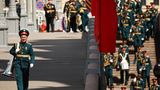 Doch Feiertagsstimmung will in Moskau an diesem Tag nicht aufkommen. Die Parade wird im Eiltempo über die Bühne gebracht. Danach geht es für alle nach Hause. Mehr zu der desaströsen Szenerie in Moskau lesen Sie hier. 