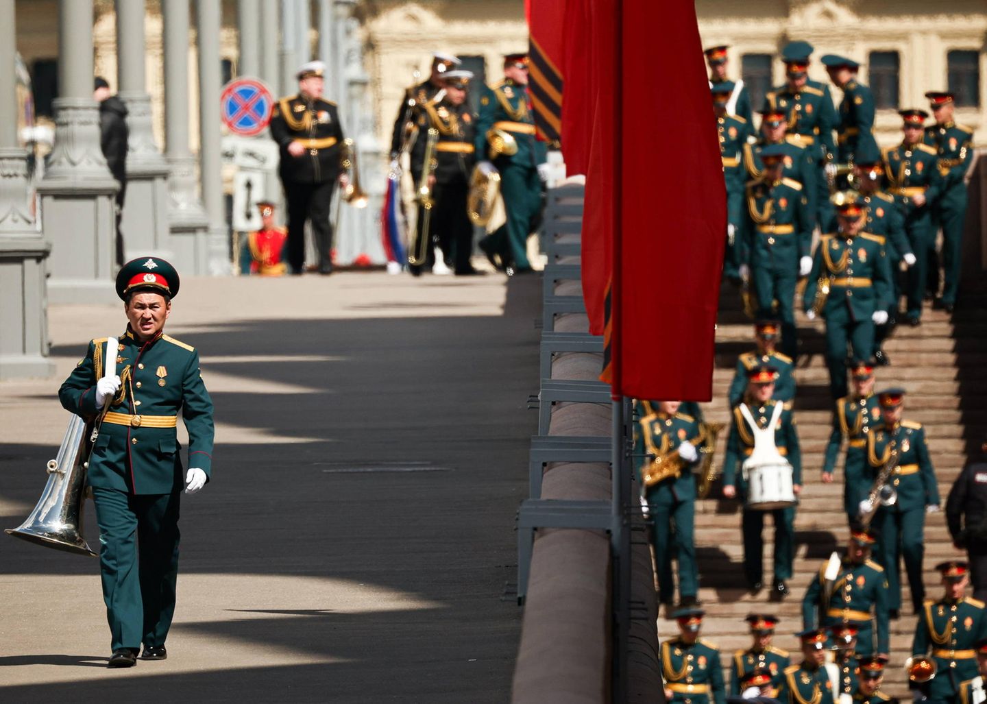 9. Mai : Doch Feiertagsstimmung will in Moskau an diesem Tag nicht aufkommen. Die Parade wird im Eiltempo über die Bühne gebracht. Danach geht es für alle nach Hause. Mehr zu der desaströsen Szenerie in Moskau lesen Sie hier. Doch Feiertagsstimmung will in Moskau an diesem Tag nicht aufkommen. Die Parade wird im Eiltempo über die Bühne gebracht. Danach geht es für alle nach Hause. Mehr zu der desaströsen Szenerie in Moskau lesen Sie hier.