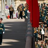 Doch Feiertagsstimmung will in Moskau an diesem Tag nicht aufkommen. Die Parade wird im Eiltempo über die Bühne gebracht. Danach geht es für alle nach Hause. Mehr zu der desaströsen Szenerie in Moskau lesen Sie hier. 