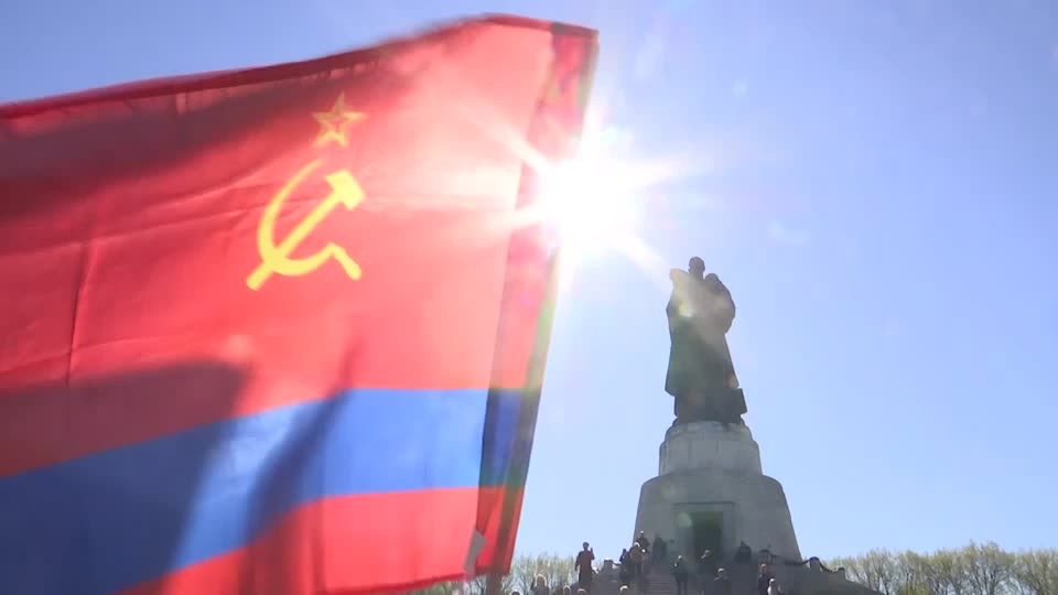 Video: Blumen und Gedenken am sowjetischen Kriegerdenkmal in Berlin