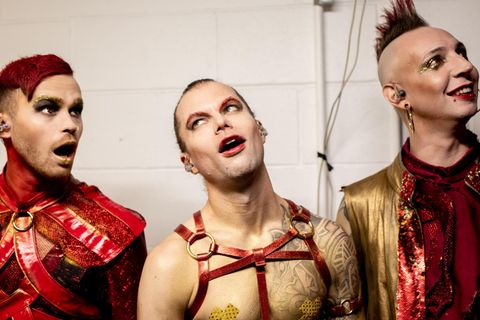 Drei Bandmitglieder von Lord of the Lost in ihren Bühnenoutfits