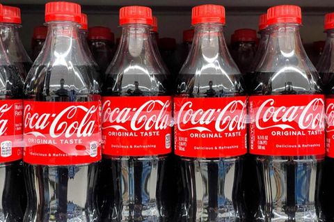 Krieg im Sudan könnte in Deutschland zu Engpässen von Coca Cola oder Pepsi führen