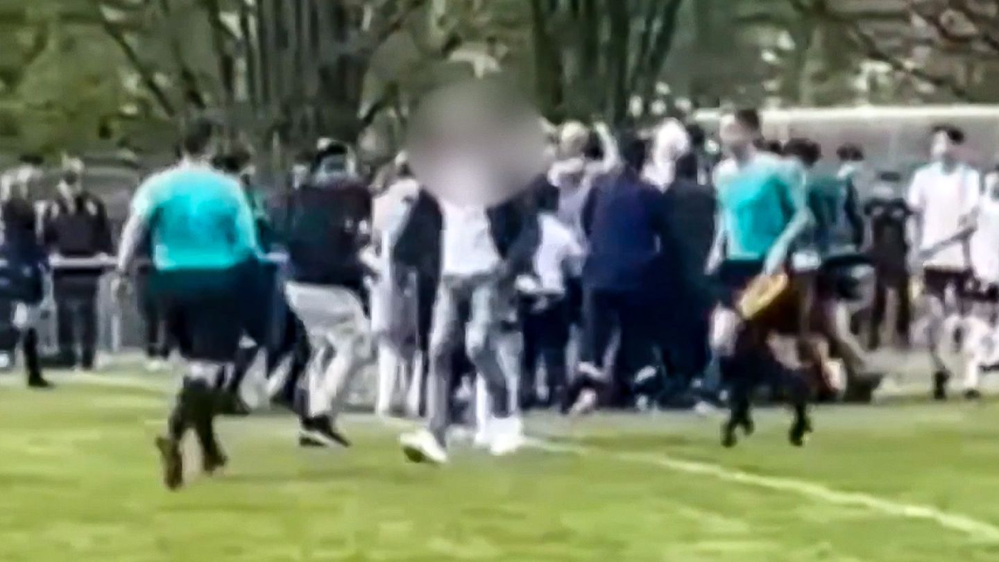 Hass am Spielfeldrand: Vater droht Schiedsrichter mit Enthauptung | STERN.de