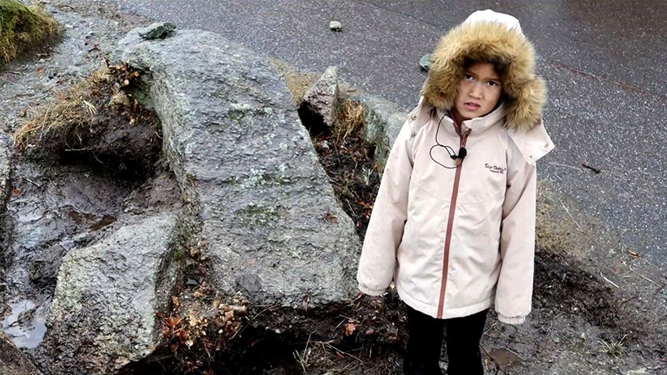 Video: Mädchen gräbt in der Schule einen Dolch aus der Steinzeit aus Video: Mädchen gräbt in der Schule einen Dolch aus der Steinzeit aus