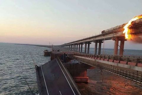 Die Sprengladung in einem Lkw beschädigte die Krim-Brücke schwer.