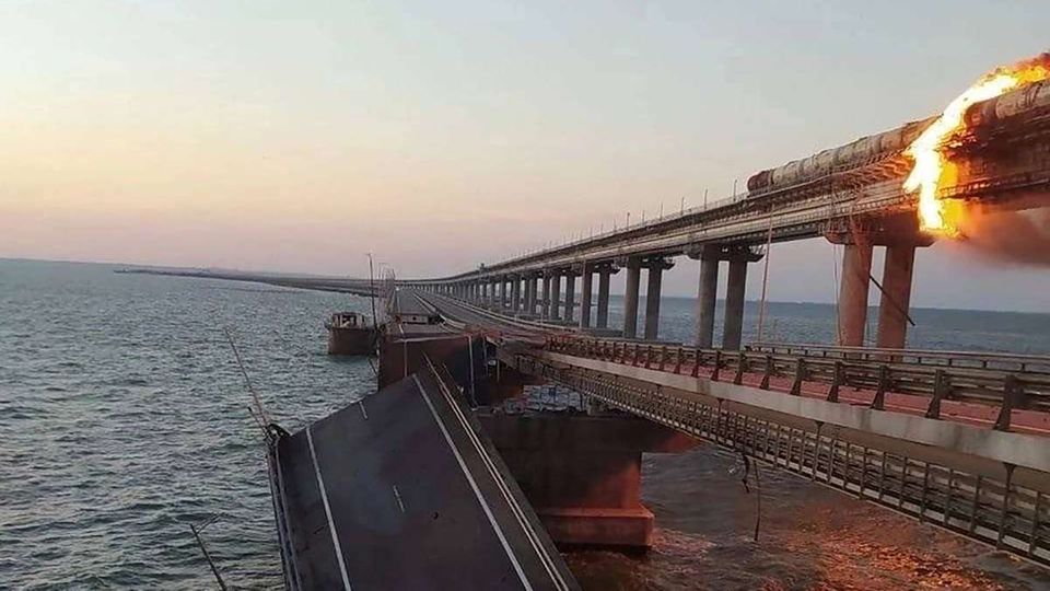 Die Sprengladung in einem Lkw beschädigte die Krim-Brücke schwer.