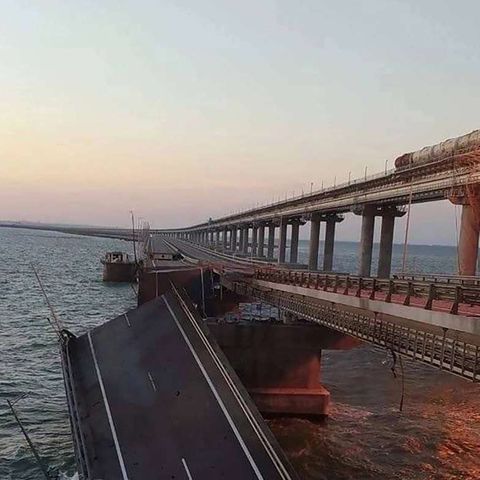 Die Sprengladung in einem Lkw beschädigte die Krim-Brücke schwer.